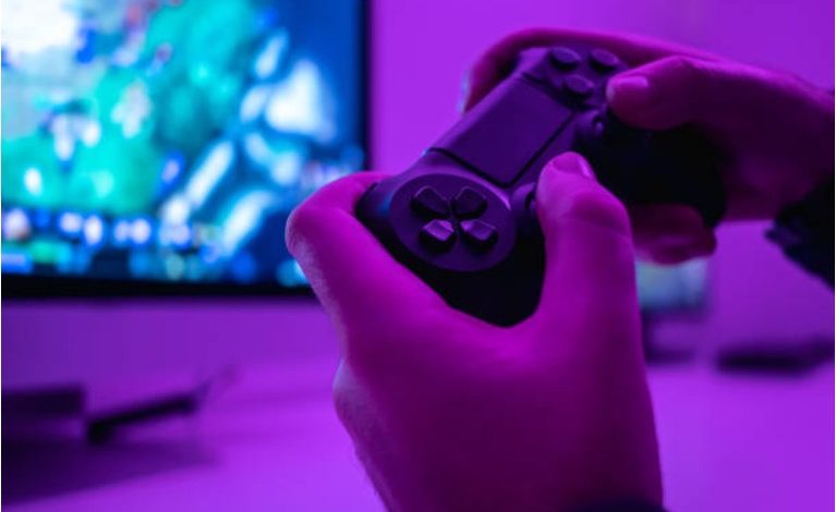 What Drives User Engagement in Online Games